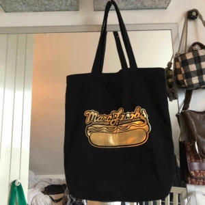  - Säljer min Marc Jacobs tygkasse. Perfekt storlek. Kan användas till alla möjliga tillfällen. Jag har inte använda den så mycket. Därav bra skick❤️köparen står för frakt
