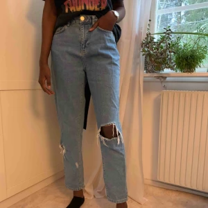  - Ljusblåa jeans från Gina Tricot. Kan även användas som storlek 36. Kan skicka fler bilder vid förfrågan. Köparen står för frakt!😊 