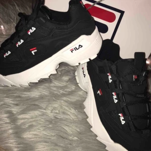  - Lägger upp annonsen igen pga att köparen ändrade sig. Säljer dessa svincoola oanvända fila skorna pga att de är för små för mig, skulle mer säga att de är 37