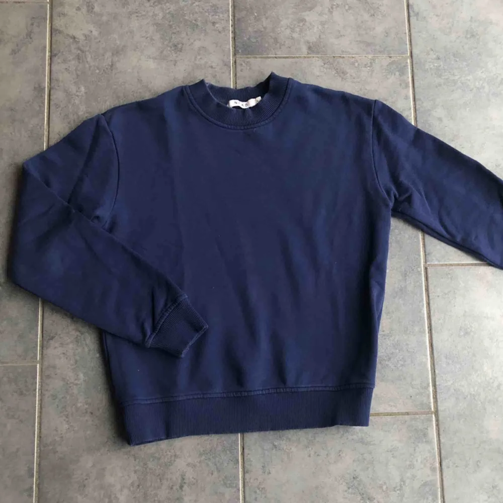 Säljer denna marinblå sweatshirt från nakd pga av att den inte kommer till användning. Köparen står för frakten💕. Tröjor & Koftor.