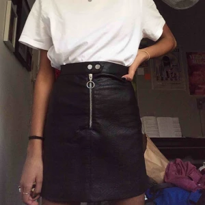  - Snygg svart läderkjol (inte äkta) med silvrig dragkedja mitt fram😎 Den sitter väldigt snyggt och  är bra längd på en 32:a eller liten 34:a. Den är i stort sett ny, bara använd en gång. Pris går att diskutera! Möts i Stockholm eller fraktar💙