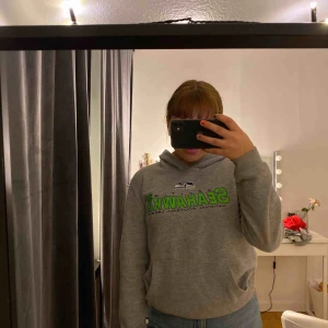  - En vintage hoodie från second hand! Det är laget Seahawks märke, är inte så insatt i sånt där men köpte den för tyckte den va cool o snygg! Köpte för 300kr