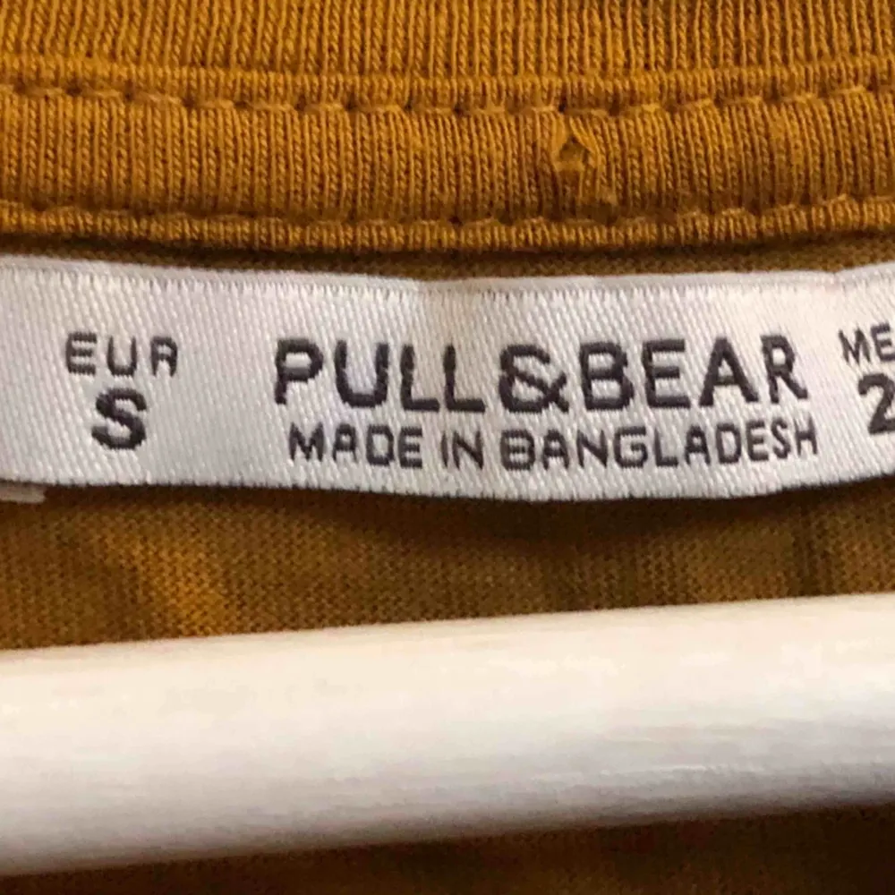 Söt t shirt köpt på pull&bear säljer pga för liten för mig :( Jag står för frakt💘. T-shirts.