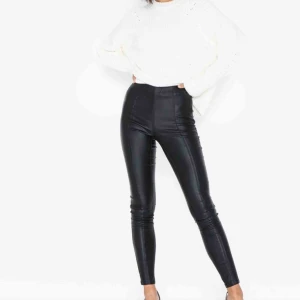  - Nästan slutsålda ”skinn”byxor ifrån Only. Säljer eftersom jag knappt använder dem. Mycket sparsamt använda. 