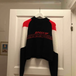 Cool stickad tröja  - Stickad tröja från weekday, kostade ursprungligen ca 400-500. Sparsamt använd, möts upp i Stockholm. 