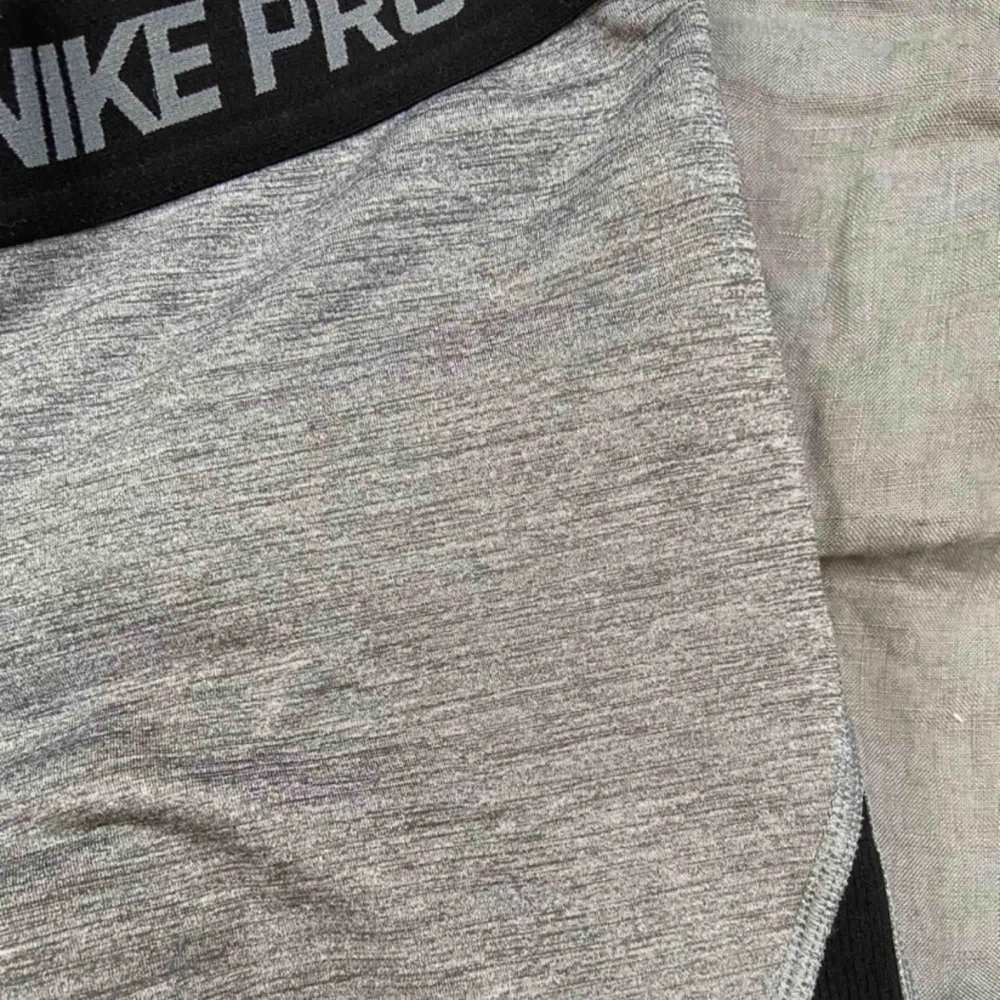 Snygga träningstajts från nikepro i grå och svart. Passar både S och XS, du står för frakten 💖😇. Jeans & Byxor.