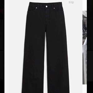 Svarta Yoko jeans från monki! Säljs för kommer ej till användning. Frakt tillkommer💕