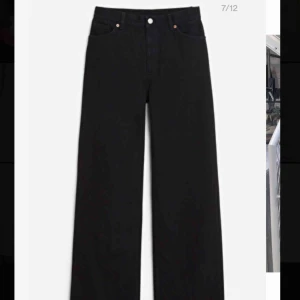  - Svarta Yoko jeans från monki! Säljs för kommer ej till användning. Frakt tillkommer💕