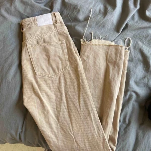  - Jeans från Weekday  Avklippta ben, jag är 170cm och de sitter bra på mig.  Nypris 500kr  Modell row  