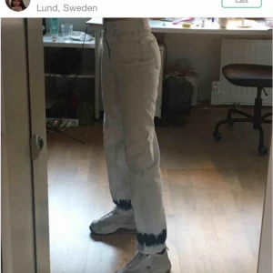  - *LÅNADE BILDER* Dessa jeans i strl 36 är så nice men har tyvärr inte kommit till så mycket användning för mig 🤔från H&M 🖤