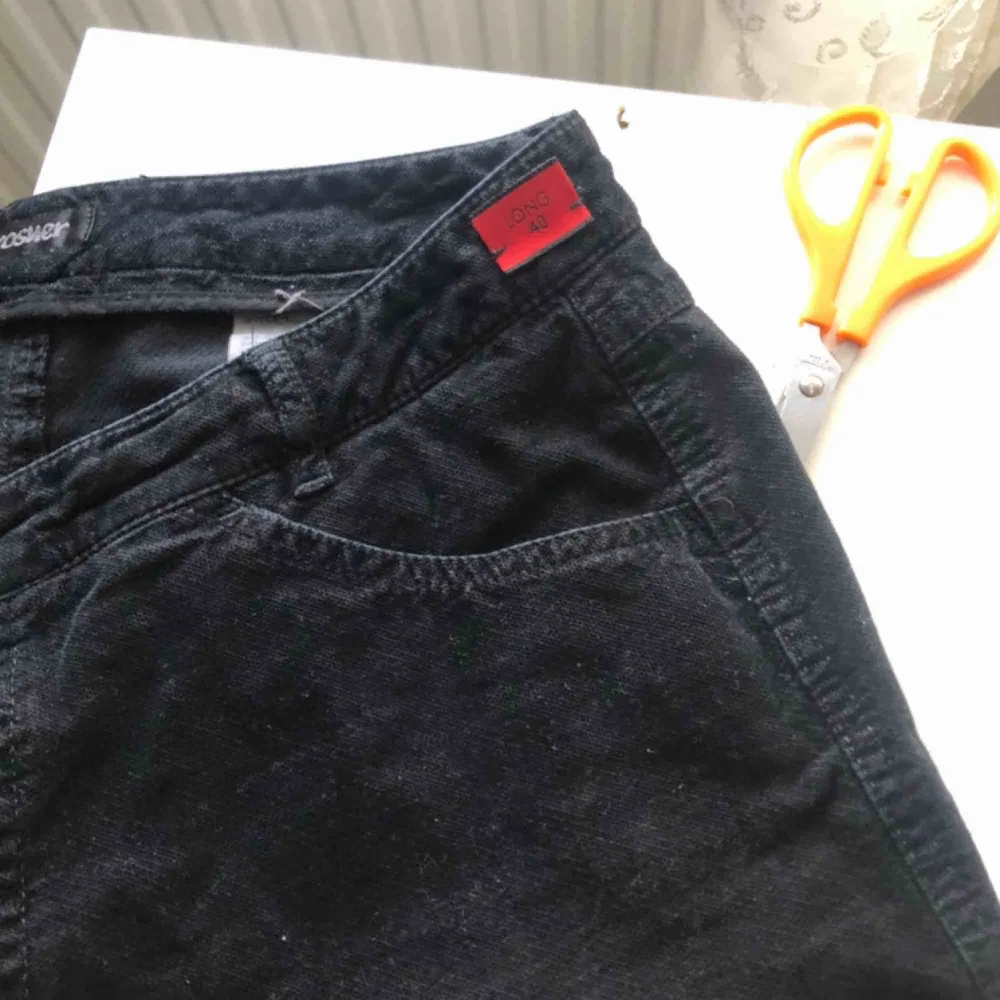 Säljer dessa svarta byxor i storlek s/m, de är i ett mjukare och tunnare material, (se bild 2) 💕💕. Jeans & Byxor.