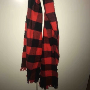  - Fin röd och svart rutig halsduk som knappt är använd då den bara legat på hatthyllan, lite mindre i storleken 💕