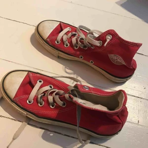  - Ett par converse, syns att dom är använda men fyller sina funktioner. Köparen står för frakt eller så kan vi mötas upp i Funäsdalen eller Östersund 😊