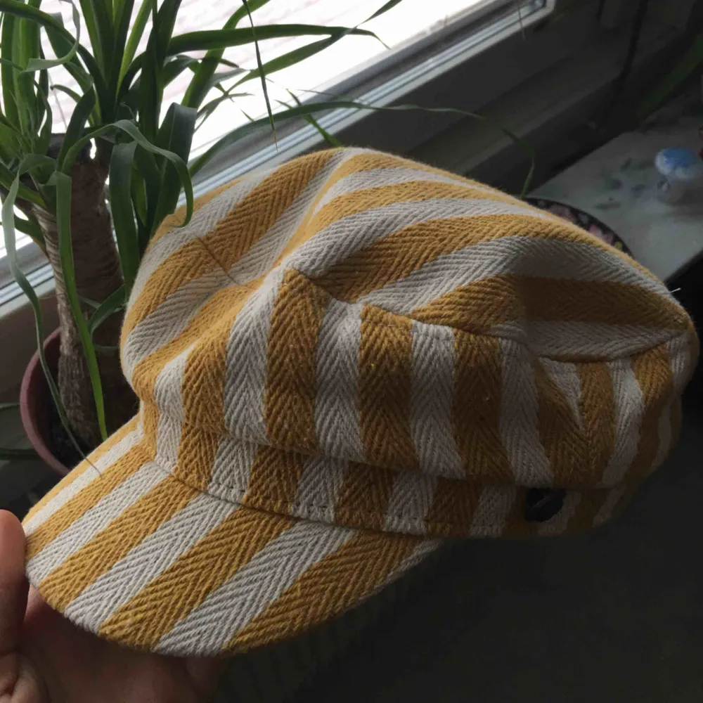En fräsch bakerboy-hat som endast har använts 2 gånger. Storleken är mindre än det vanliga one-size för hattar. . Accessoarer.