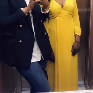 Kavaj från HM - Säljer kavajen på bilden. Passar en small men även men medium. Köpt från hm och använd ett fåtal gånger! 