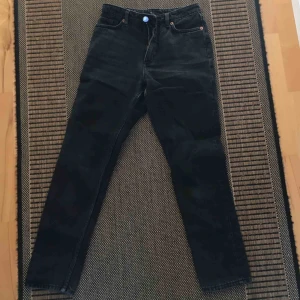 Byxor - Mörkgråa mom jeans från Monki!!  Frakt tillkommer <3