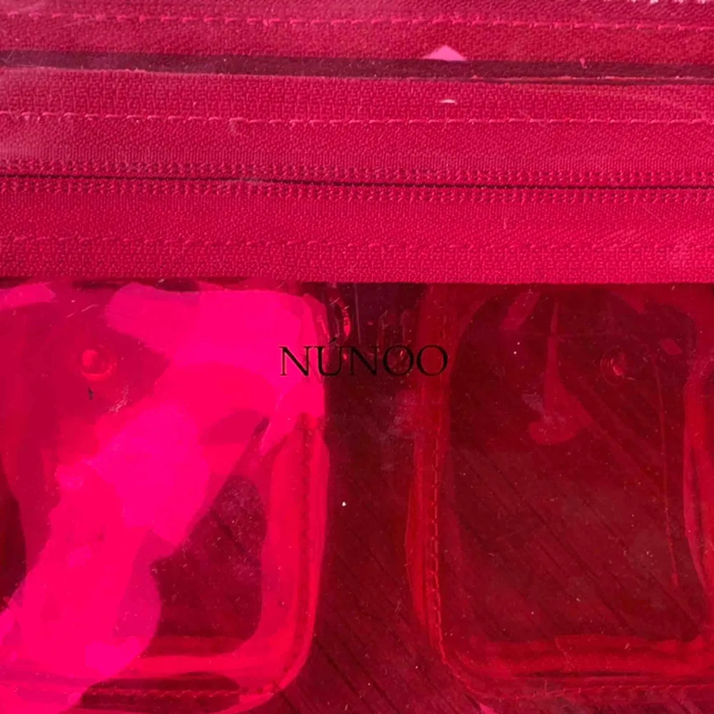 BUDGIVNINGEN SLUTAR SÖNDAG💞Snygg väska från  nunoo i rosa plastmaterial som inte finns på att köpa på nunoo längre.  Nypris: 1000kr  Mått: 15x25 cm. Använd en gång. LÅGG BUD! Frakt kostar 60kr och jag ansvarar ej för postens slarv💞. Väskor.