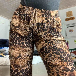  - Mönstrade supersköna byxor! De är väldigt tunna så passar bra på sommaren om man inte vill gå barbent. Väldigt stretchiga så passar S-XL kanske större. Fri frakt!