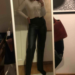  - skinnbyxor från linn ahlborgs kollektion med nakd. använd 4 gånger. dragkedjan är lite krånglig men fungerar såklart! frakten ingår. 