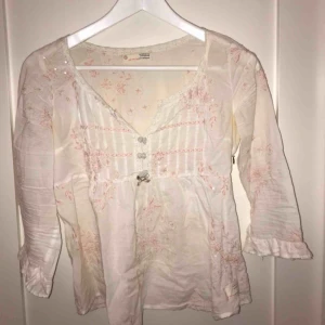 - Fin blus från Odd Molly. Ljusrosa med paljetter. Hyfsat använd men i gott skick! Storlek 0 är ca.XXS. Om du är intresserad, kontakta mig för mer information.