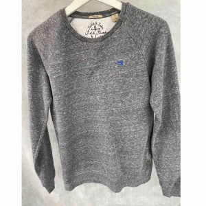  - Jag säljer en begagnad Scotch and Soda tröja i bra skick. Storlek: 14 år / längd 164. Material: bomull. Färg: gråmelerad. Nypris: ca. 1000 sek.