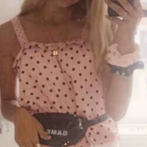  - Gulligt, prickigt linne från zara! Säljer pga jag har flera stycken av dessa hahah!🙊Sjukt fin när man är brun❣️❣️