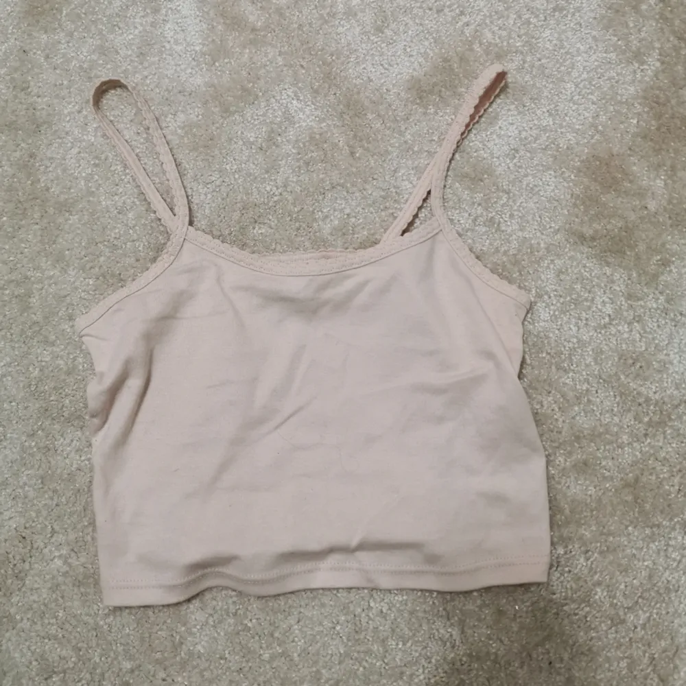 Nyskick använd endast en gång! Fin crop top med detaljer i baby rosa färg 🌼. Toppar.