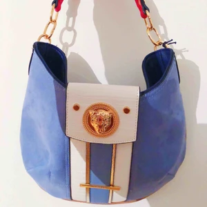  - Helt ny oanvänd väska, säljs på grund av har för många. Köptes från Riverisland, originals pris var  ungefär 400kr. Köparen står för frakt.