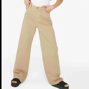  - Sjukt snygga beiga jeans från Monki i modellen Yoko! Nypris: 400kr. Använda men i gott skick! Frakt tillkommer och betalningen sker via Swish.