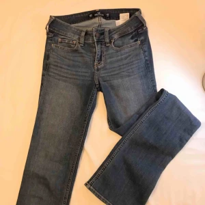  - Lågmidjade Bootcut-jeans från hollister. Knappt använda, säljer eftersom att de är för små💕 frakt tillkommer💌