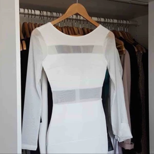  - Klänning från dm retro. Använd en gång. Jättebra skick. Är 164 cm lång och klänningen går till knäna