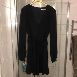  - Klänning från Nelly, använd 1 gång. Frakt ingår, vid snabbt köp kan pris diskuteras 