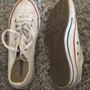  - Vita låga all stars, ok skick. Använda men inte värst utslitna, mest smustiga, går såklart att tvätta bort då det är tygskor. Storlek 37.5