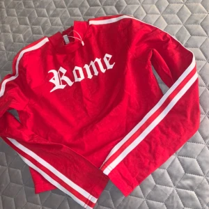  - Croppad tröja i jätte fint skick 