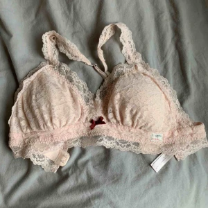  - Otroligt fin bralette från odd Molly, säljes då den tyvärr aldrig kommit till användning. Testad samt tvättad en gång, helt oanvänd! Storlek 2, vilket motsvarar M💕