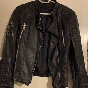  - Svart skinnbikerjacka i M men sitter mer som en S! Super fint skick då den endast är använt ett fåtal gånger.