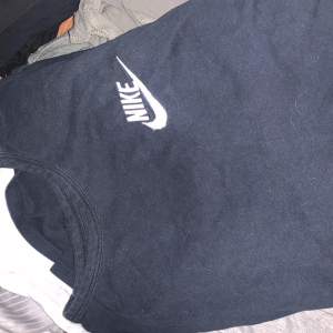Nike Tshirt en liten tråd har släppt på märket men lätt att klippa av eller sy fast där av billigt pris 