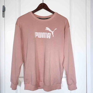  - Perfekt tröja att ha till träningen eller till myskvällen, riktigt skönt material, luftig och mycket bra skick. 💕