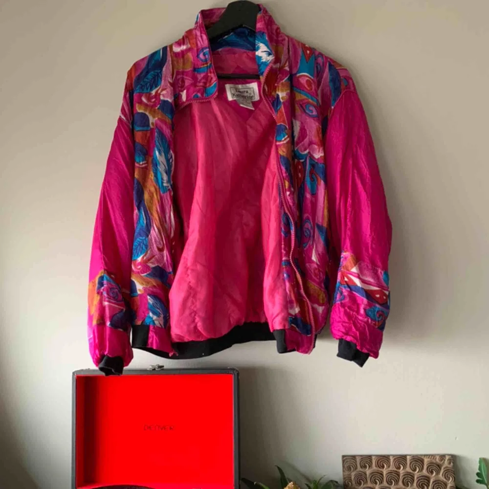 Mestadels rosa ”blommig” tröja/jacka. Köpt för ett halvår sen men aldrig använd. Small eller medium borde funka. 🌸🎽🌸🎽🌸🎽🌸🎽🌸🎽🌸🎽🌸🎽🌸🎽🌸🎽🌸. Hoodies.