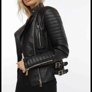  - Säljer min skinn jacka då den inte kommer till Använding. Nypris 600. Knappt använd. Perfekt till våren.