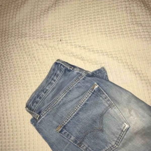  - Mina favvo jeans!!  Såå snygga på. Skulle säga att storleken är mellan 26-27 i midjan å 32 i längd. 