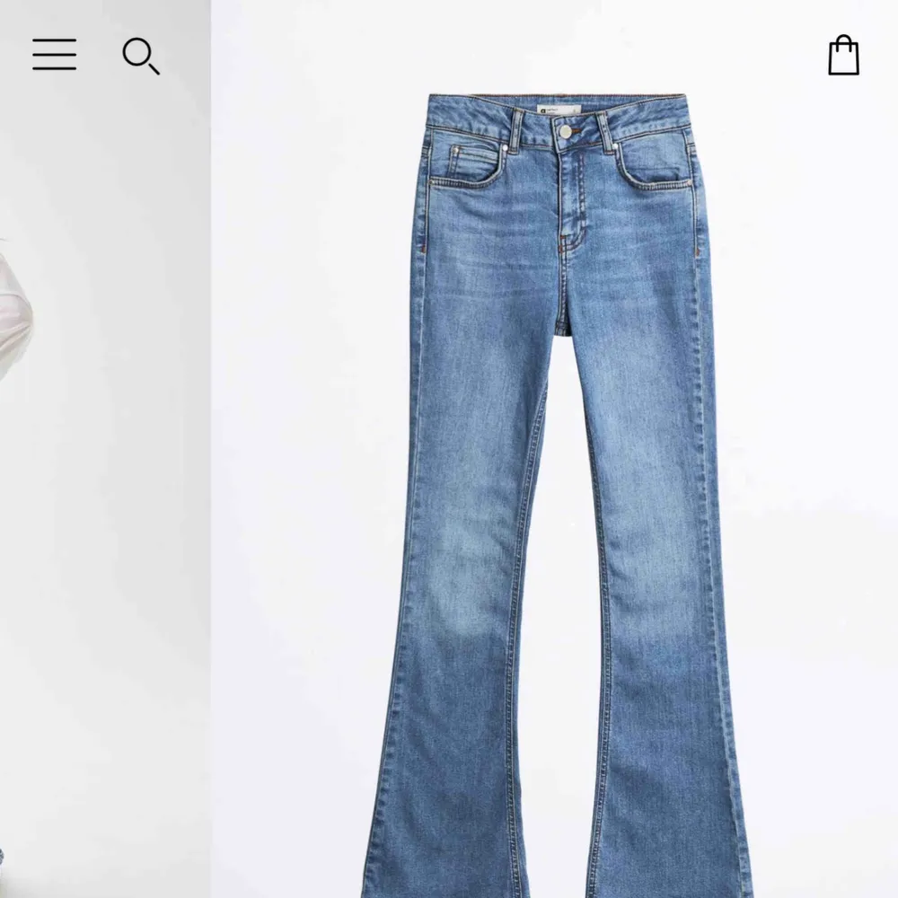 Säljer dessa fina Gina tricot bootcut jeans. Klippt egna hål på båda knäna! Kan skicka fler bilder om det önskas. Skulle säga att de passa en S också! . Jeans & Byxor.