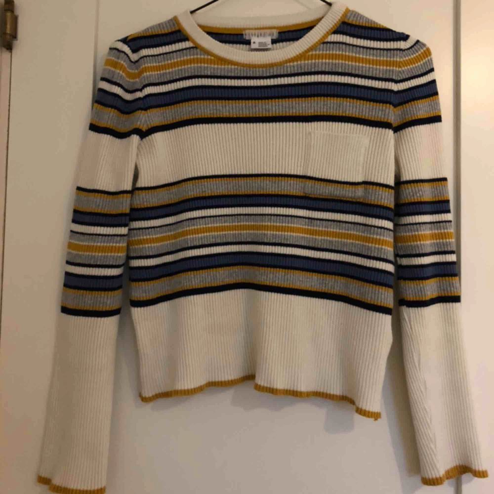 Fin tröja från Urban outfitters, köpt här på plick. Säljs för att den aldrig används. Frakt tillkommer . Blusar.