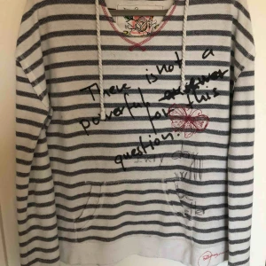  - Snygg tröja från Desigual. Tröjan är en hoodie, grymt skön vardagströja att ha till snygga jeans tex. Använd men i gott skick. Köparen står för frakten. 