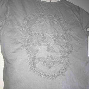 Säljer min sjukt snygga Zadig t-shirt i grått med en döskalle på ryggen! Superfint skick, nypris ca 900 (frakt tillkommer, snabbaffär) säljer pga för liten:((