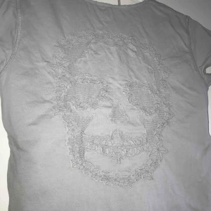  - Säljer min sjukt snygga Zadig t-shirt i grått med en döskalle på ryggen! Superfint skick, nypris ca 900 (frakt tillkommer, snabbaffär) säljer pga för liten:((