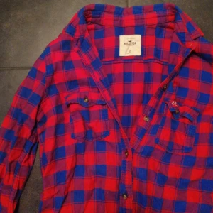  - Mysig, rutig skjorta från Hollister!:) Så fin nu i vinter, har själv växt ur den så därför jag säljer! 