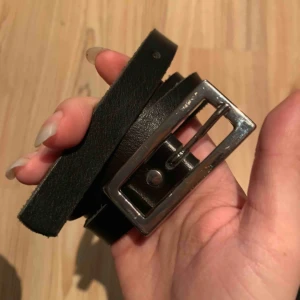  - Säljer ett tunt bälte med silverspänne