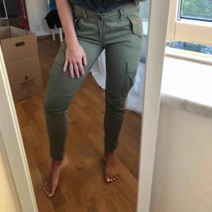  - Snygga cargo byxor från Denim & Supply Ralph Lauren. Storlek 27, motsvarar ca S. Frakt tillkommer på 60kr.