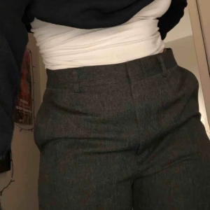 - Najs gråa kostymbyxor som passar både tjejer och killar! Hör av er för mer info🖤